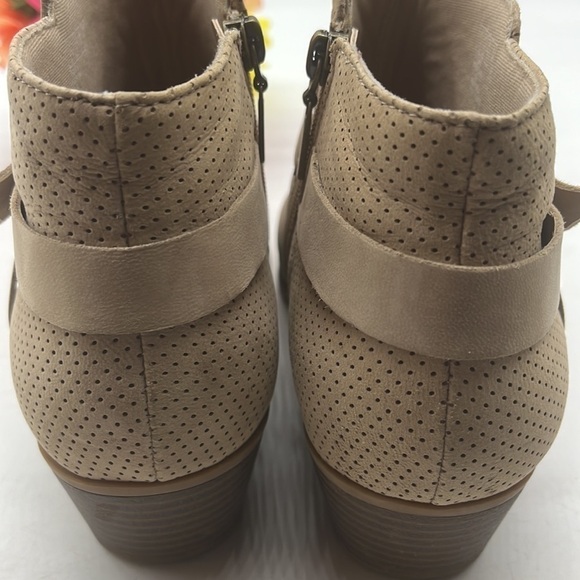 Clarks Collection Tan Leather Ankle Bootie Sz 7.5. MCA1886G - Picture 4 of 9